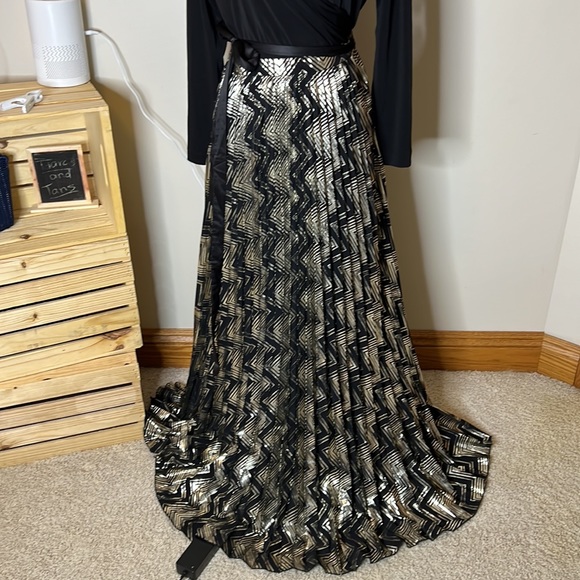 LuLaRoe DeAnne Black And Gold Chevron Print Pleated Long Dress Large - Picture 2 of 10